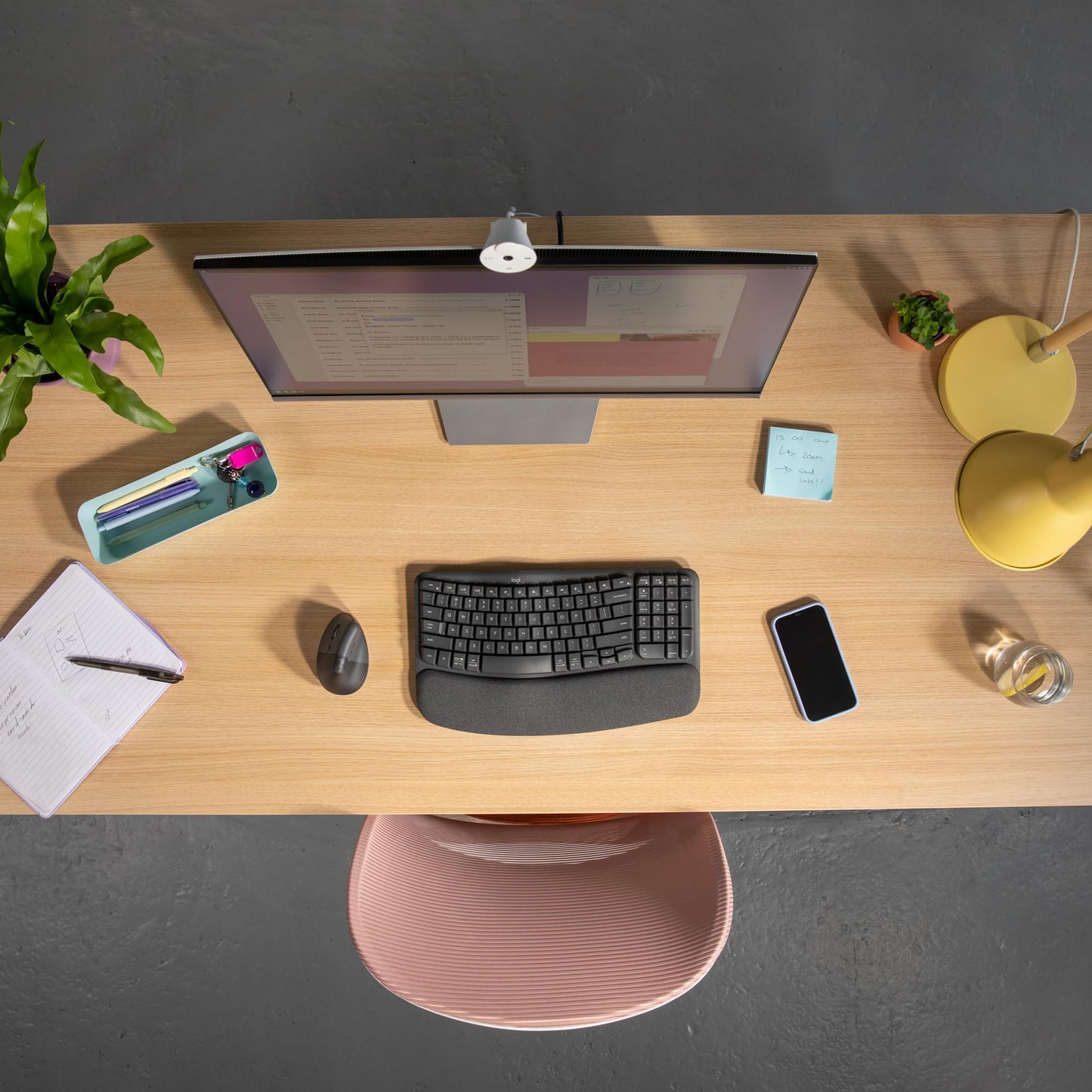 Logitech Brio 300 Full HD-Webcam mit Sichtschutz, Mikrofon mit Rauschunterdrückung, USB-C, Zertifiziert für Zoom, Microsoft Teams, Google Meet, Streaming, Automatische Lichtkorrektur - Graphit