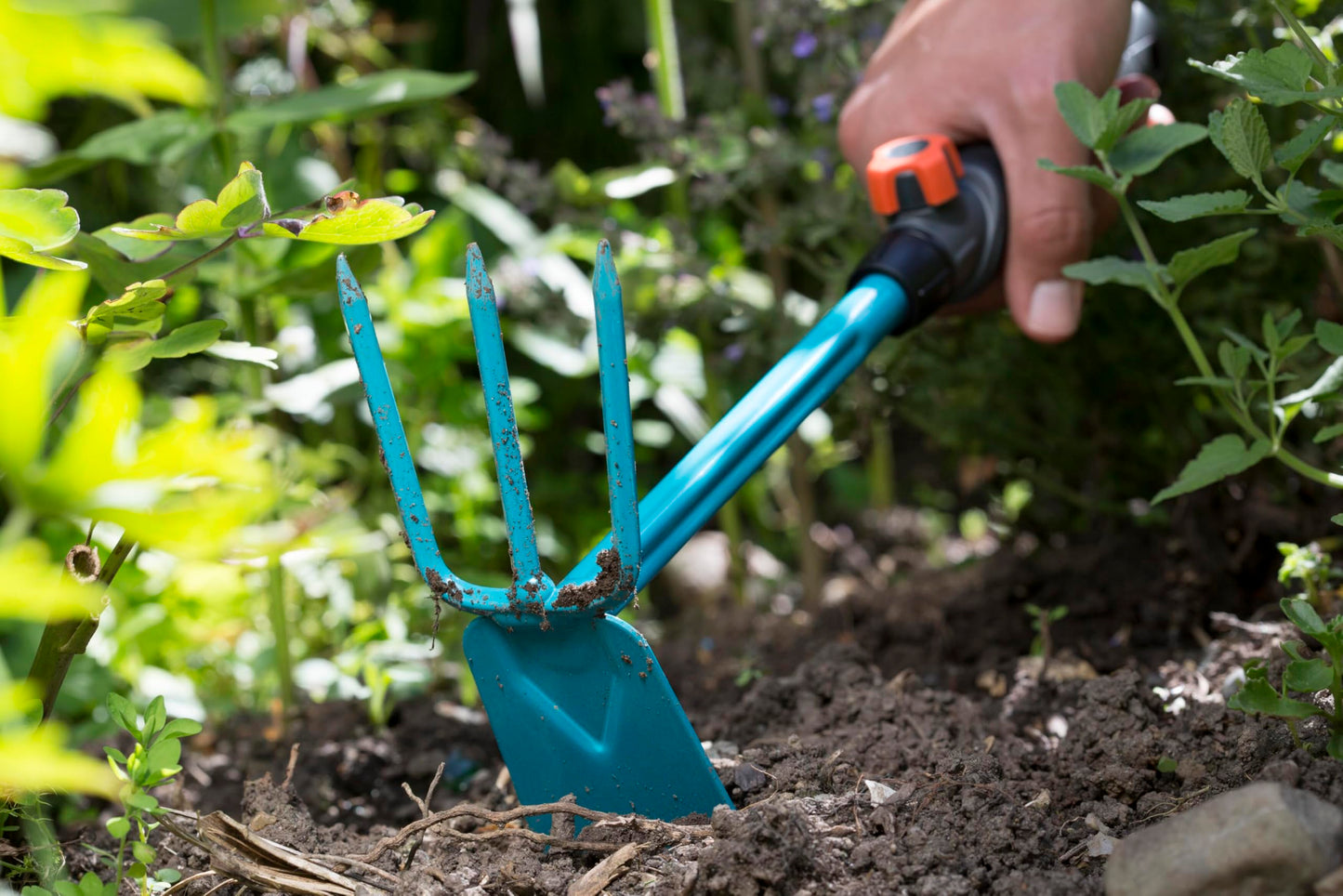 Gardena combisystem-Kleinhäckchen: 3-Zinken-Doppelhacke zum Lockern/Lüften und Jäten des Bodens, Arbeitsbreite 6,5 cm, ergonomischer Griff, Korrosionsschutz (8915-20)