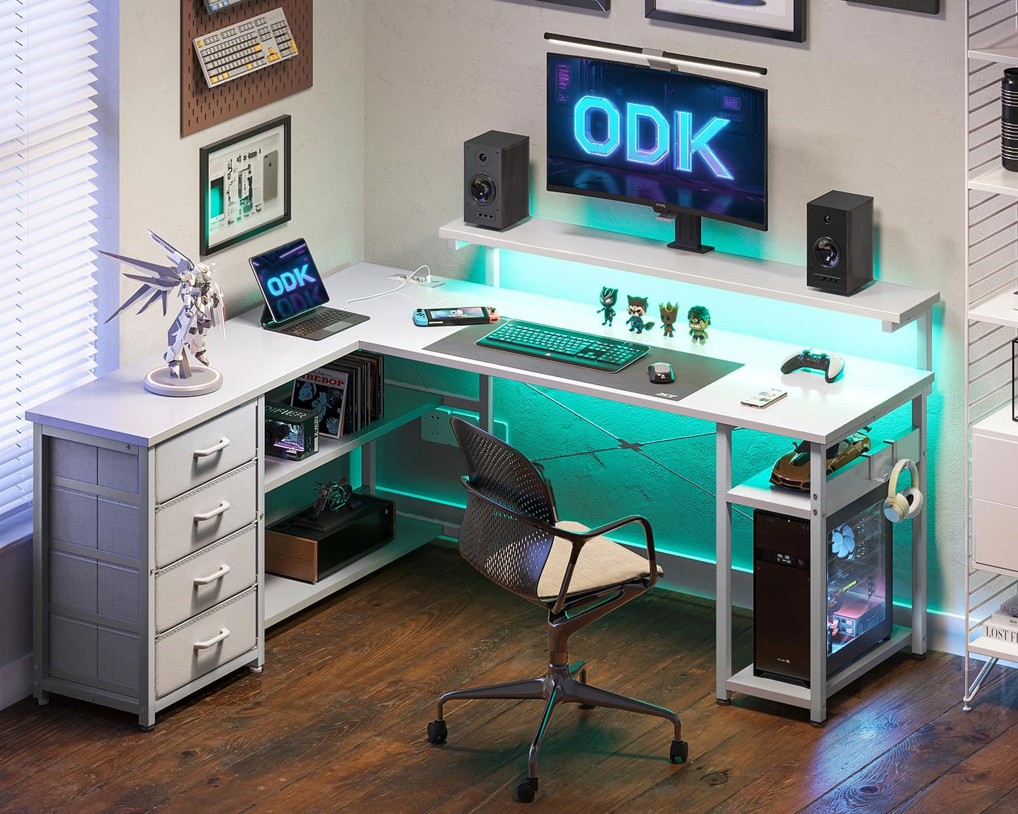 ODK Schreibtisch mit Schubladen, Reversible Eckschreibtisch mit 2 Steckdosen und 2 USB Ladeanschluss, Bürotisch L Form mit LED für Home Office 135×110cm (Schwarz)