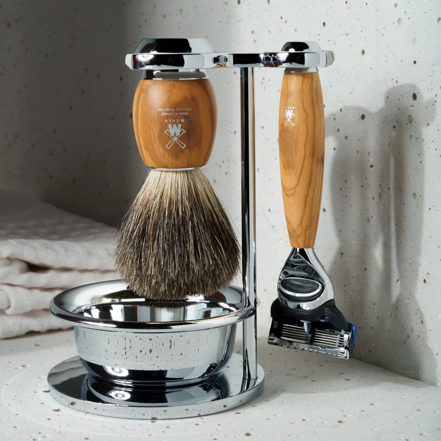 MÜHLE Vivo Rasierset kompatibel mit Gillette-Klingen, Dachshaar-Rasierpinsel, Halterung mit Schale - Olivenholz-Griffe