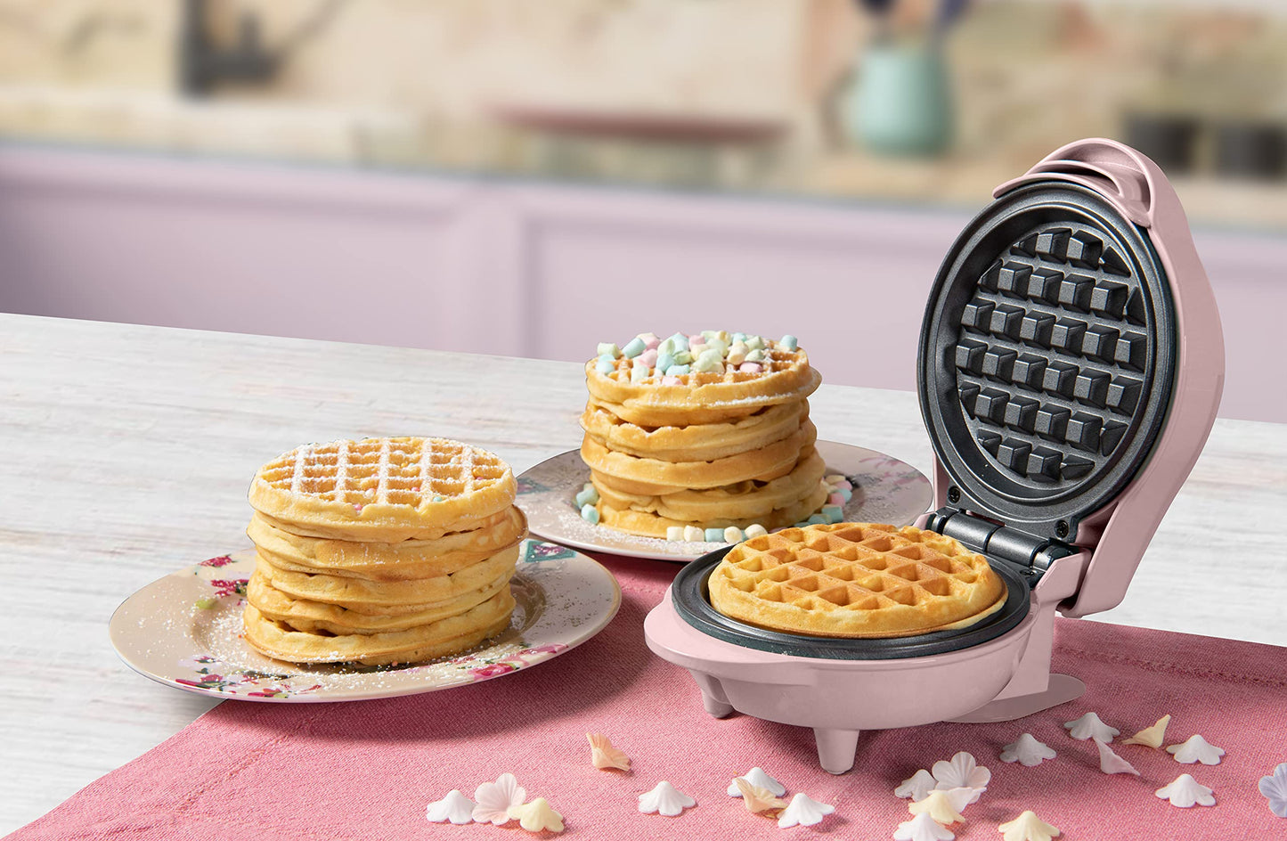 Bestron Mini-Waffeleisen für klassische Waffeln, kleiner Waffelmaker mit Antihaftbeschichtung, für Kindergeburtstage, Familienfeiern, Ostern oder Weihnachten, Retro Design, 550 Watt, Farbe: Rosa