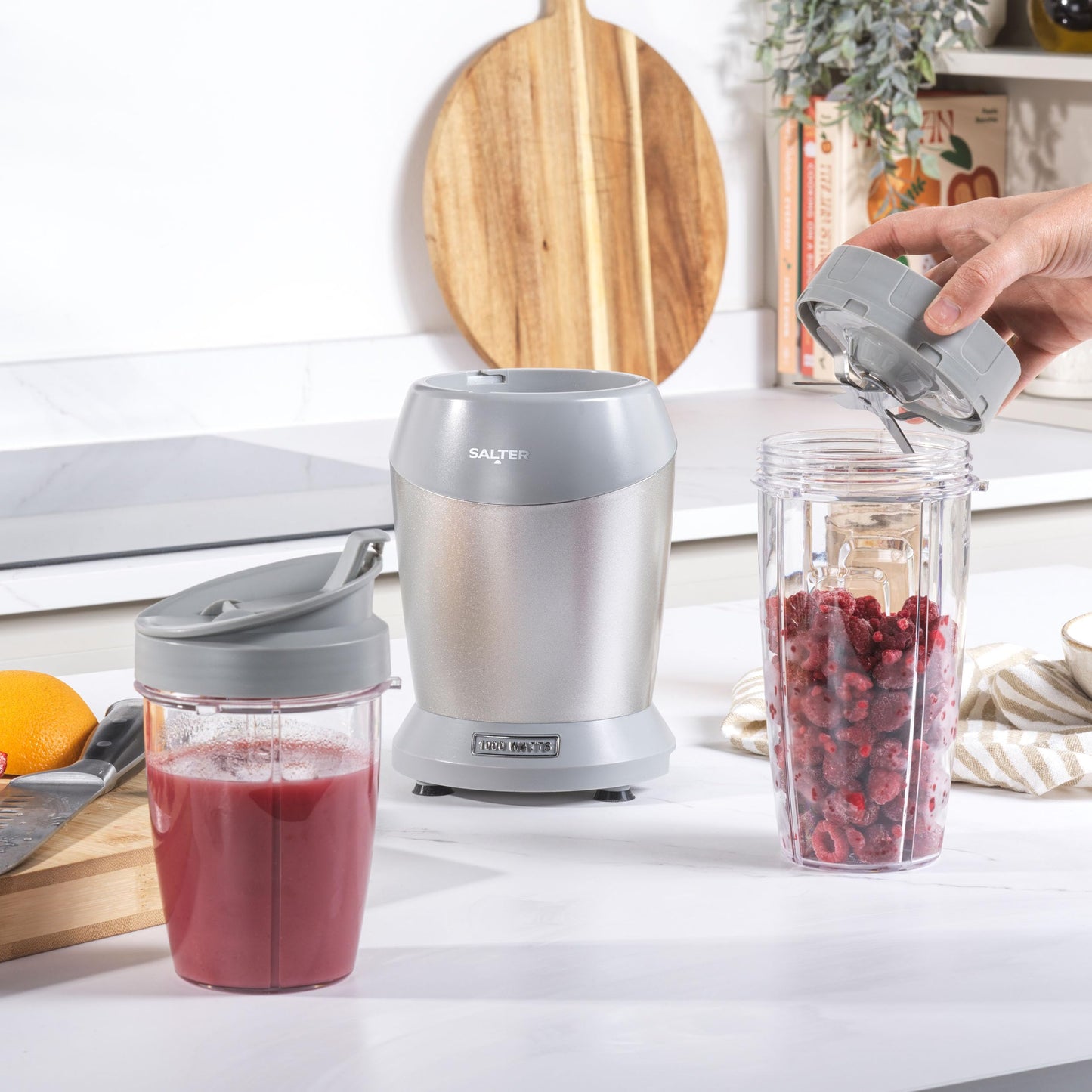 Salter Aspen NutriPro Mini Smoothie Maker, ideal für Protein Shakes, Säfte und Cocktails, Kompakter Mixer mit 1L Mixbehälter, 800ml BPA-frei To-Go Becher, 1000W Leistung, inkl. Aufbewahrungsdeckel