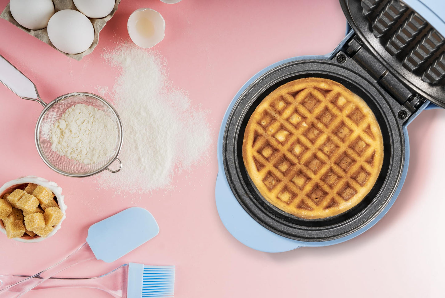 Bestron Mini-Waffeleisen für klassische Waffeln, kleiner Waffelmaker mit Antihaftbeschichtung, für Kindergeburtstage, Familienfeiern, Ostern oder Weihnachten, Retro Design, 550 Watt, Farbe: Rosa