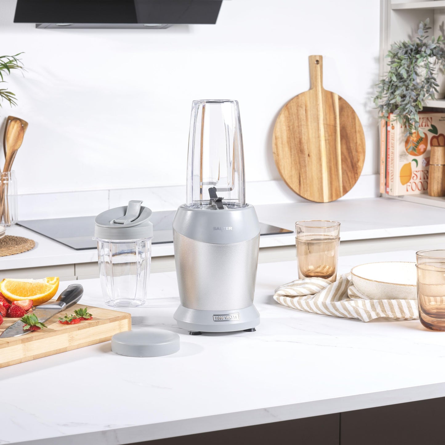 Salter Aspen NutriPro Mini Smoothie Maker, ideal für Protein Shakes, Säfte und Cocktails, Kompakter Mixer mit 1L Mixbehälter, 800ml BPA-frei To-Go Becher, 1000W Leistung, inkl. Aufbewahrungsdeckel