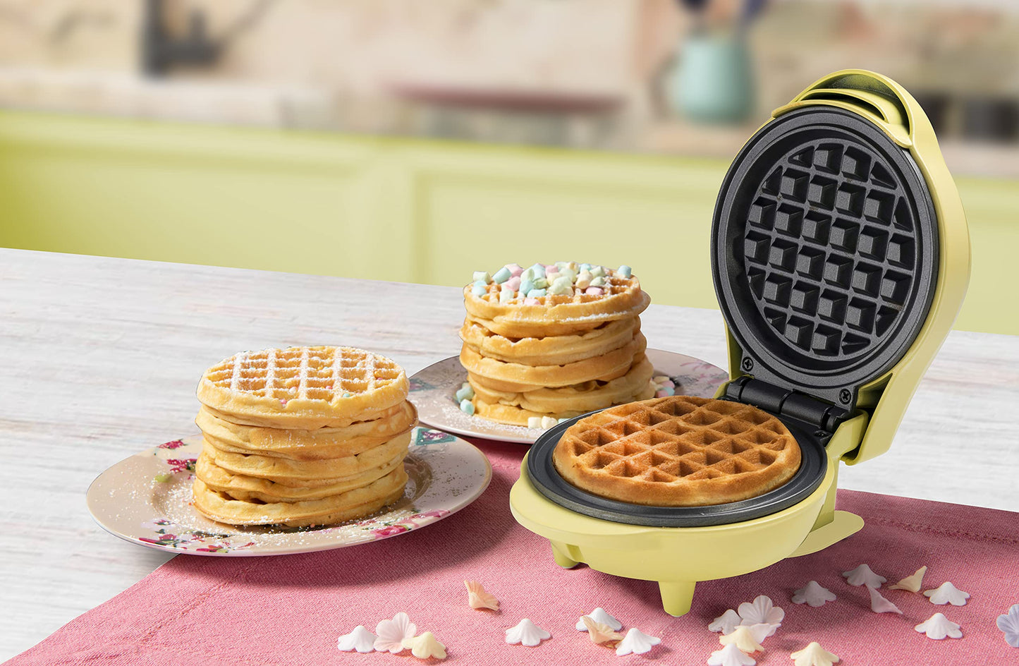 Bestron Mini-Waffeleisen für klassische Waffeln, kleiner Waffelmaker mit Antihaftbeschichtung, für Kindergeburtstage, Familienfeiern, Ostern oder Weihnachten, Retro Design, 550 Watt, Farbe: Rosa
