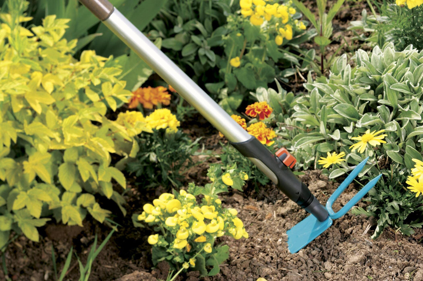 Gardena combisystem-Gartenhacke: Hacke mit herzförmigem Blatt, 2 Zinken, 7 cm Arbeitsbreite, aus hochwertigem Qualitätsstahl, Duroplast-beschichtet (3215-20)