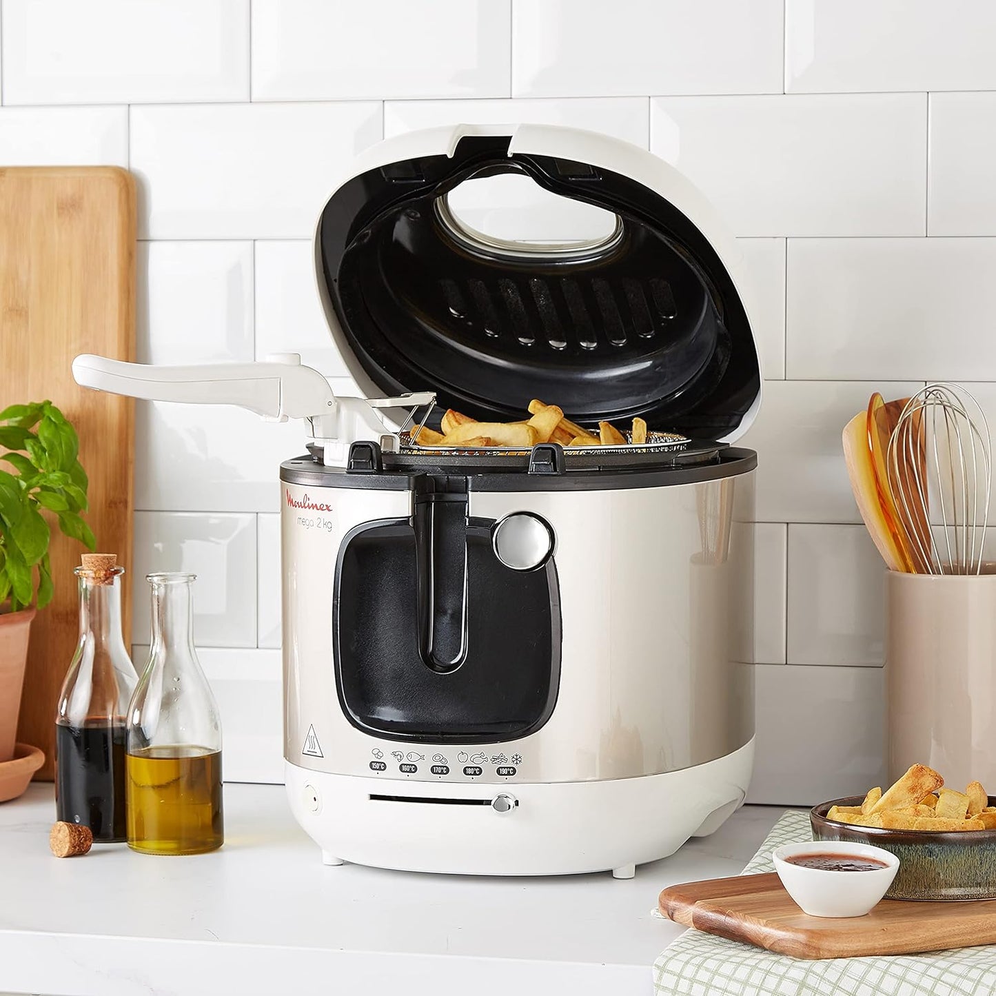 Moulinex Mega 2kg Fritteuse, Fritteuse mit Öl, Anti-Geruchs-Filter, regelbare Temperatur, leichte Reinigung, knusprige Pommes, 1.800 Watt, für bis zu 8 Personen, weiß/silber, AM4800