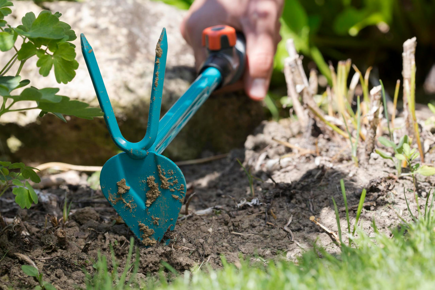 Gardena combisystem-Kleinhäckchen: 3-Zinken-Doppelhacke zum Lockern/Lüften und Jäten des Bodens, Arbeitsbreite 6,5 cm, ergonomischer Griff, Korrosionsschutz (8915-20)