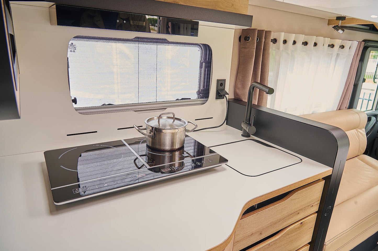 SEVERIN Kochplatte Induktion, für Küche, Büro oder Camping, hochwertige Herdplatte mit stufenloser Temperatureinstellung, Campingkocher mit Glaskeramik-Kochfeld, schwarz, 2.000 W, KP 1071