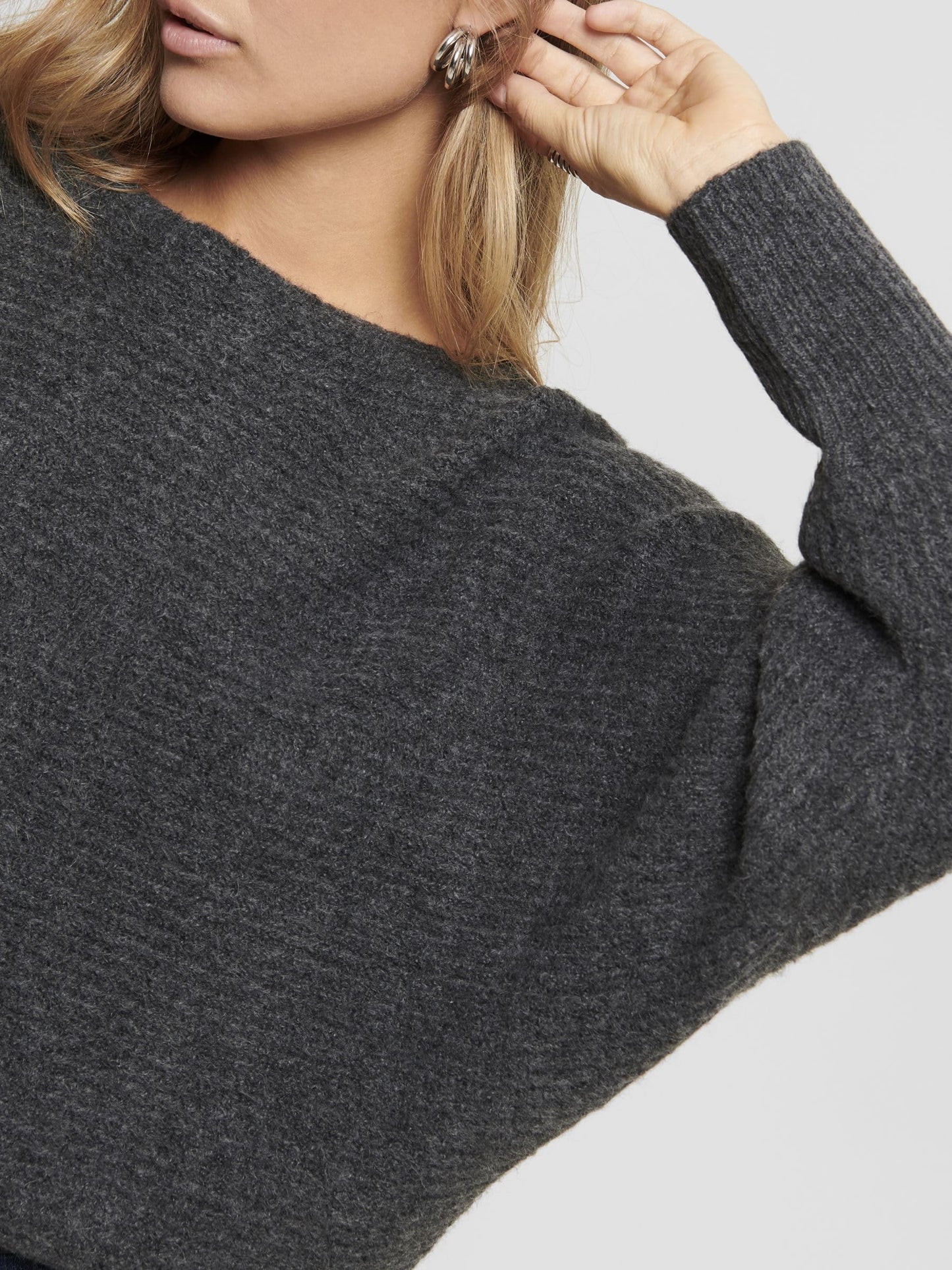 ONLY Women’s Onldaniella Knit Sweater – Soft, Stylish & Timeless Pullover