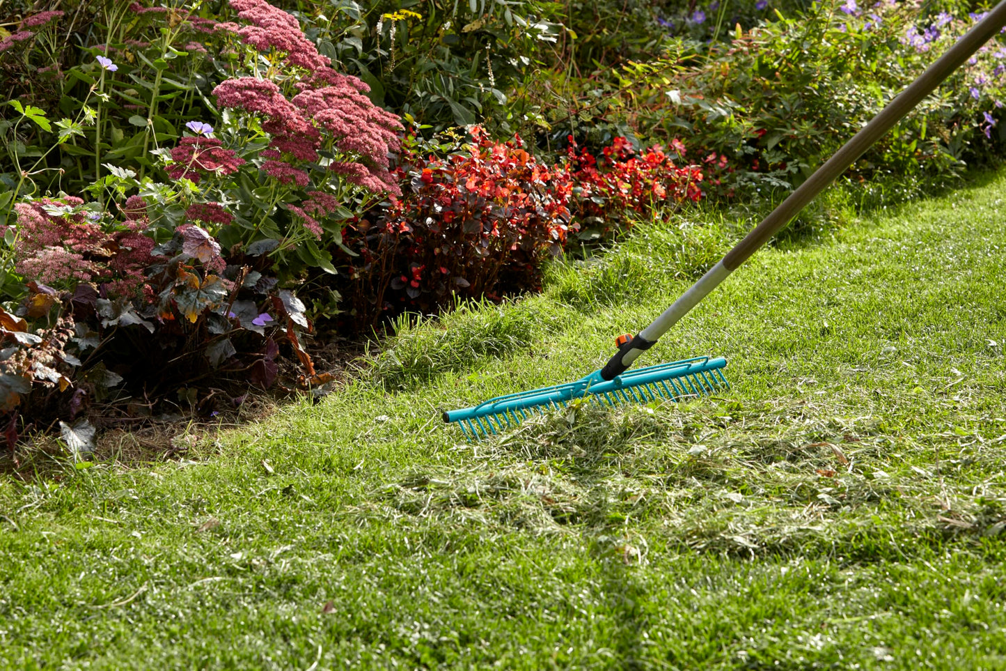 Gardena combisystem-Rechenbesen: Handlicher Zinkenbesen zum Zusammenfegen von Laub und Grasschnitt, mit robusten Kunststoffzinken, Arbeitsbreite 43 cm (3101-20)