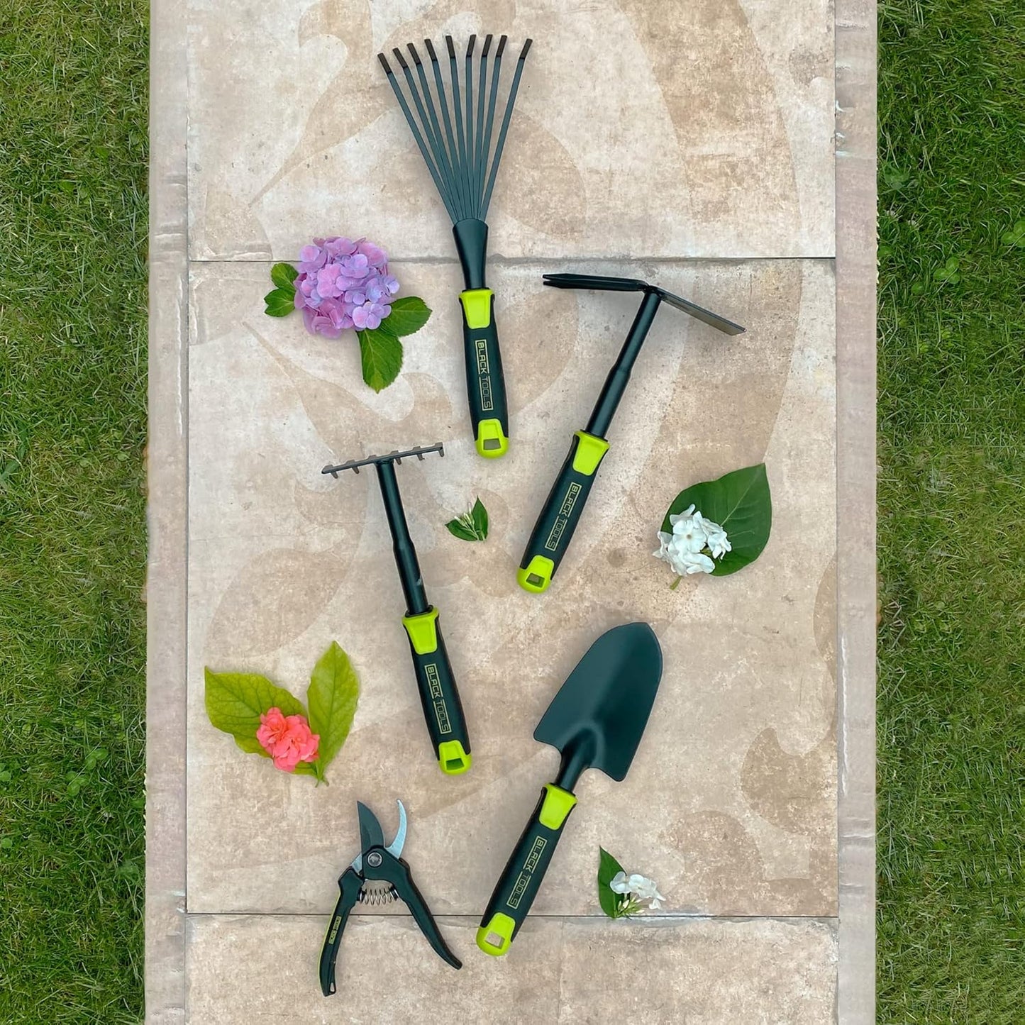 BLACK TOOLS® Garden Kombihacke | Zum Auflockern und Jäten | Rutschfester Griff | Korrosionsgeschützt | Länge 30 cm | Garten, Kübel, Balkonkästen, Beete