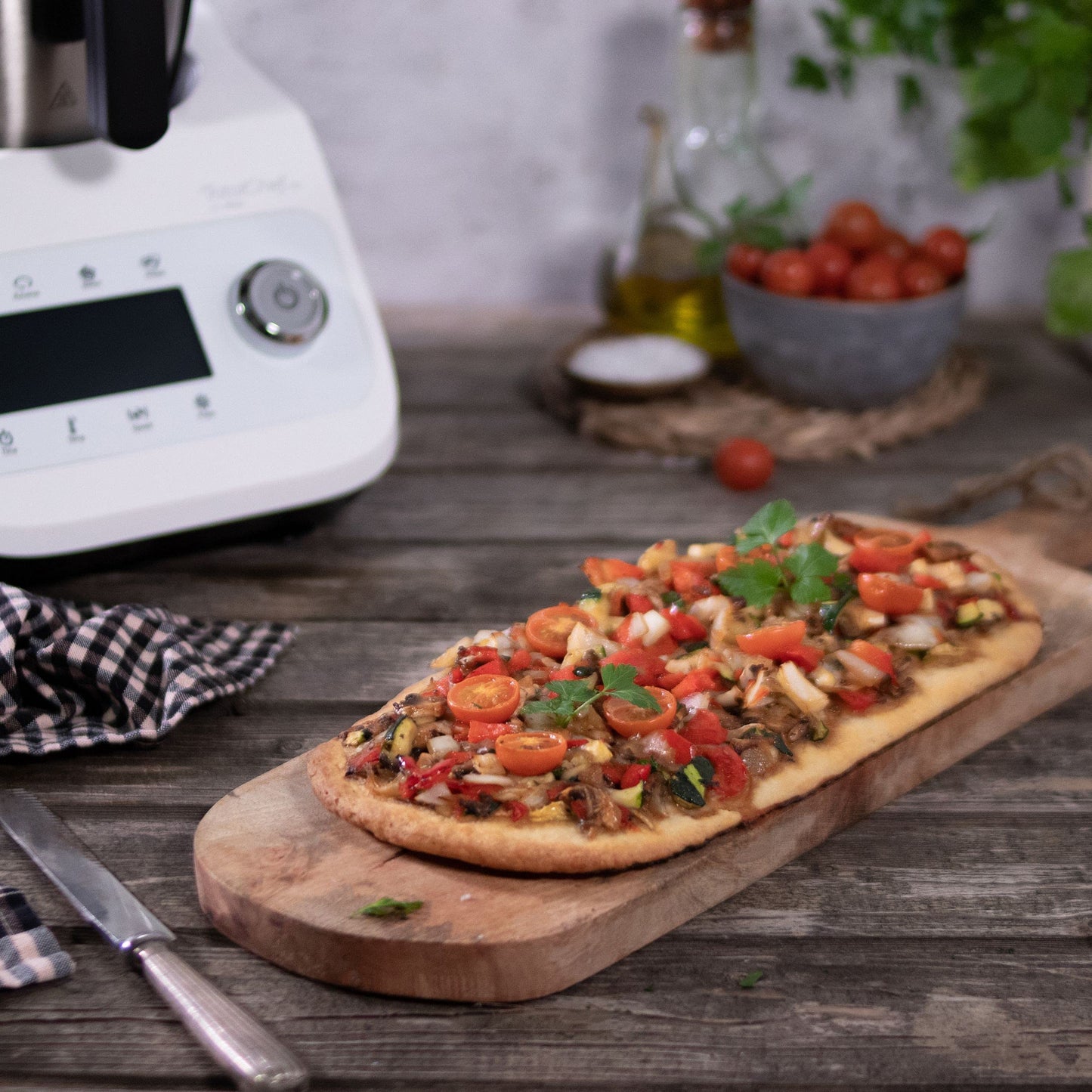 Ufesa TotalChef RK7 Küchenmaschine mit WLAN, Multifunktions Küchenroboter mit Kochfunktion, Kochroboter 30 Funktionen, 4.5L, 7-Zoll-Touchscreen, Interaktives Rezeptbuch, Silber / Weiss