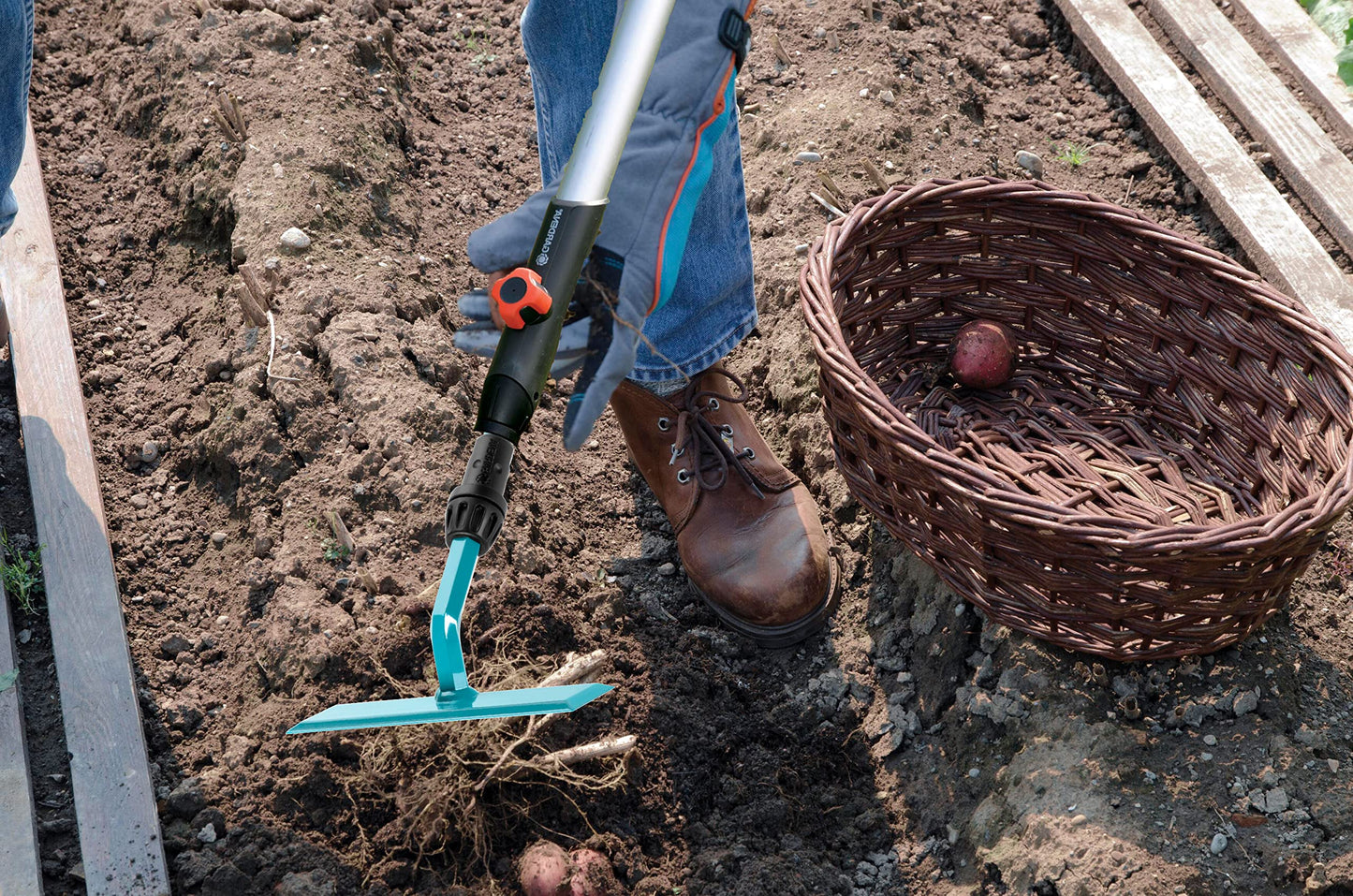Gardena combisystem-Rübenhacke: Gartenhacke zum Jäten und Hacken von Unkraut, 8 cm Arbeitsbreite, aus Qualitätsstahl, rostfreies Edelstahlblatt, passend zu Allen combisystem-Stielen (3180-20)