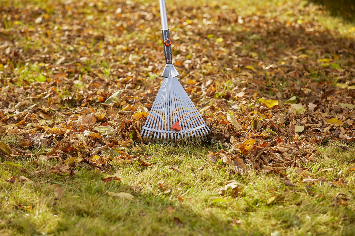Gardena combisystem-Rechenbesen: Handlicher Zinkenbesen zum Zusammenfegen von Laub und Grasschnitt, mit robusten Kunststoffzinken, Arbeitsbreite 43 cm (3101-20)