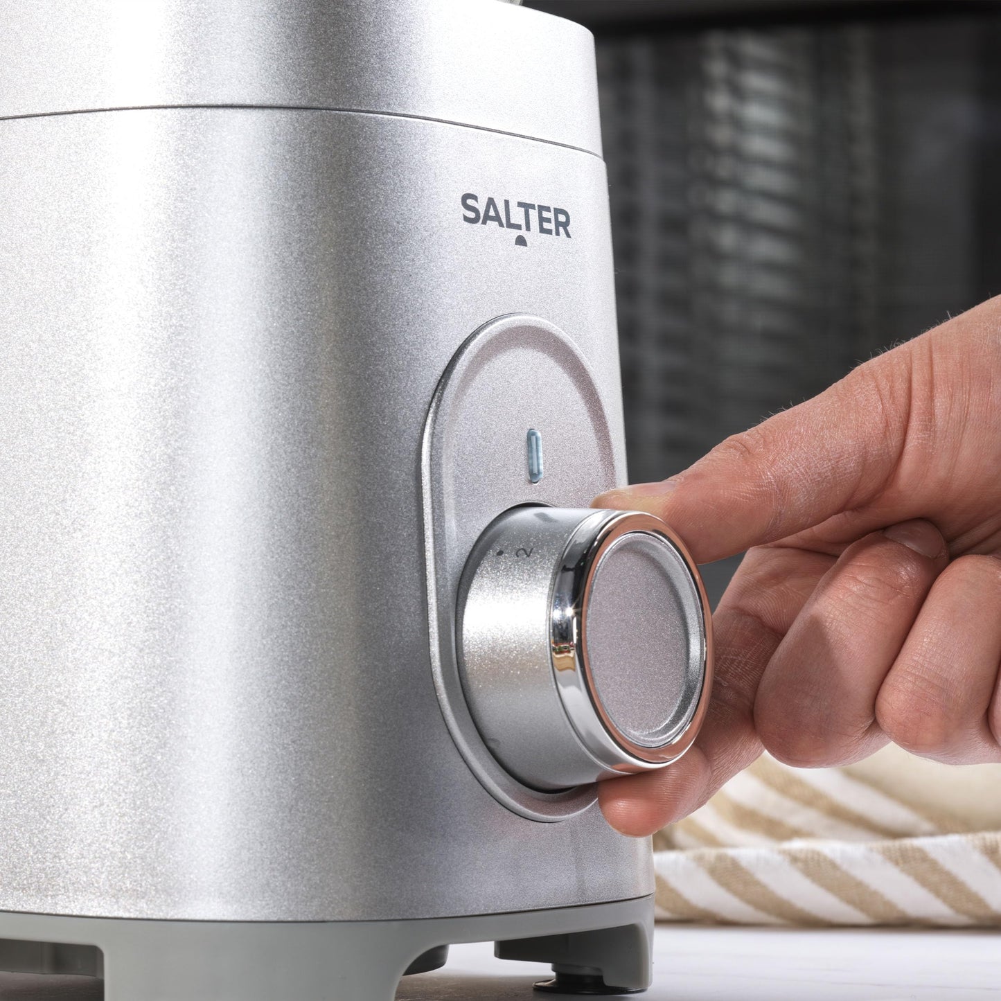 Salter Aspen NutriPro Mini Smoothie Maker, ideal für Protein Shakes, Säfte und Cocktails, Kompakter Mixer mit 1L Mixbehälter, 800ml BPA-frei To-Go Becher, 1000W Leistung, inkl. Aufbewahrungsdeckel