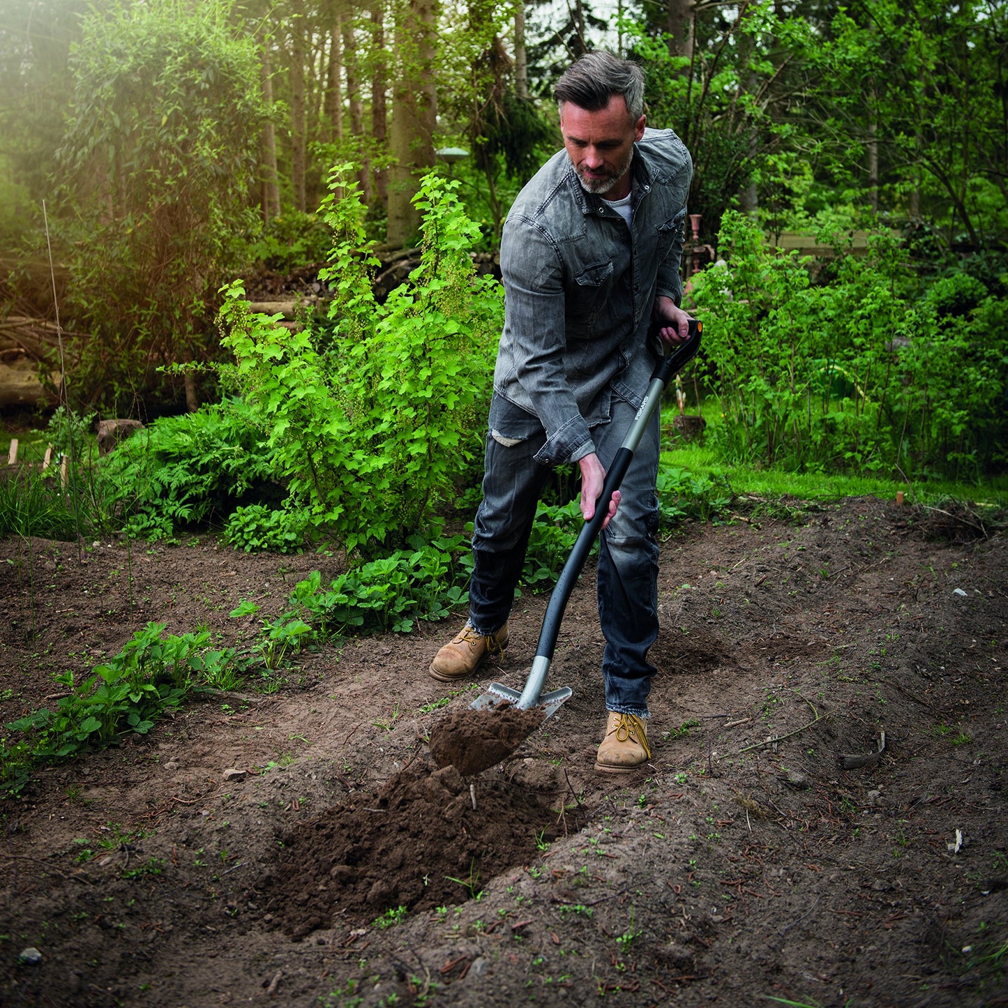 Fiskars Gärtnerspaten, Spitz, Spaten für harte, steinige Böden, Länge: 125 cm, Hochwertiger Borstahl, Grau/Schwarz, Ergonomic, 1070639