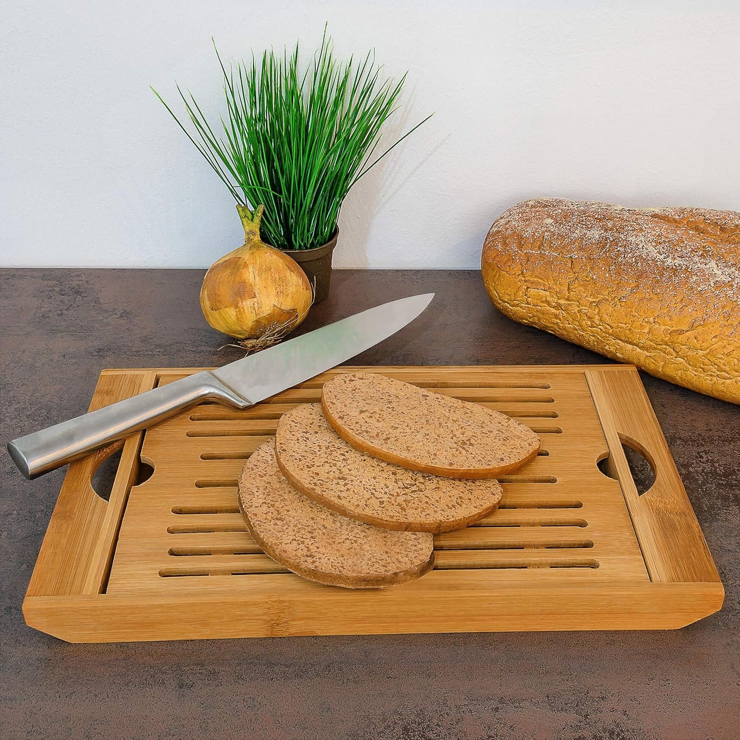 Relaxdays Brotschneidebrett aus Bambus H x B x T: ca. 3 x 37 x 21,5 cm Schneidebrett mit Krümelfach zur leichten Reinigung Brotbrett mit herausnehmbarem Krümelgitter messerschonendes Holzbrett, natur