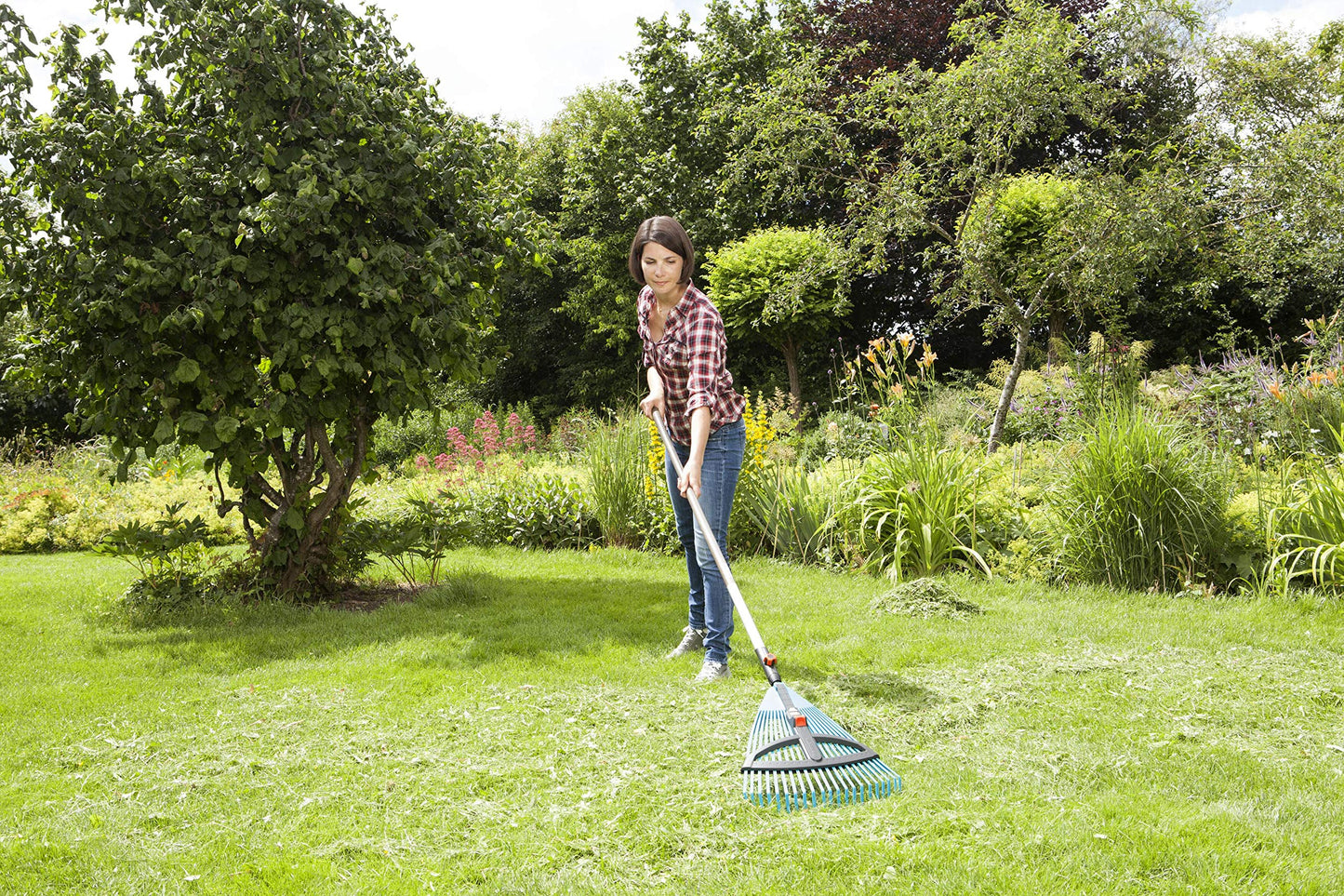 Gardena combisystem-Kunststoff-Verstellbesen: Laubbesen mit verstellbaren elastischen Kunststoffzinken, Arbeitsbreite 35 bis 52 cm, wackelfreies Arbeiten (3099-20)