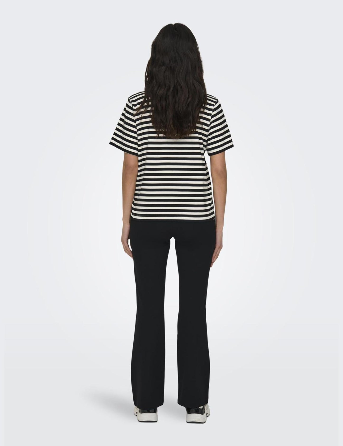 ONLY Women’s Onllivina T-Shirt – Classic Cotton Round Neck Tee