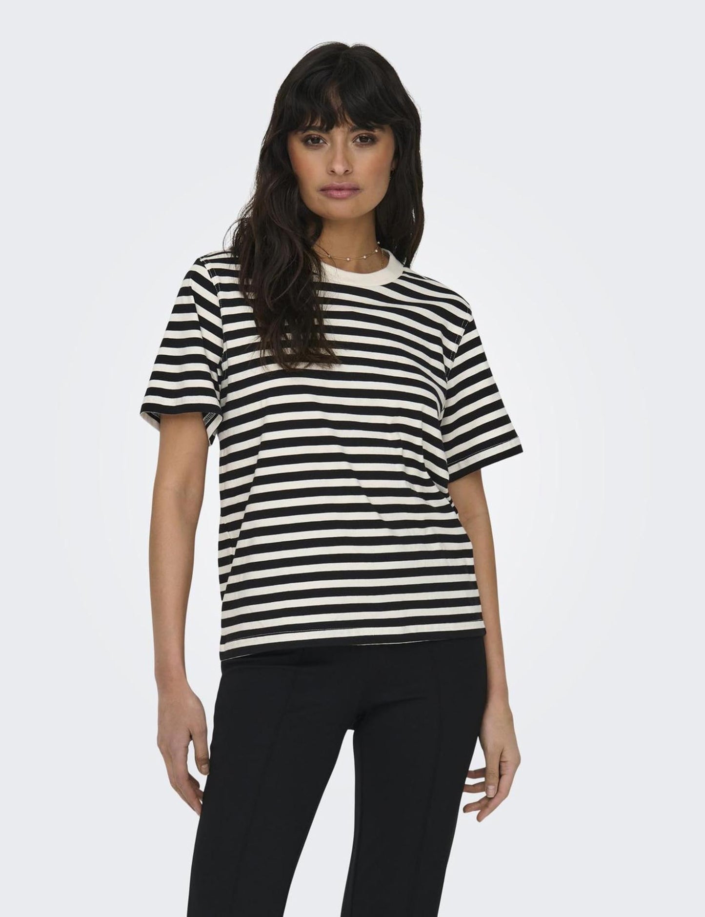 ONLY Women’s Onllivina T-Shirt – Classic Cotton Round Neck Tee