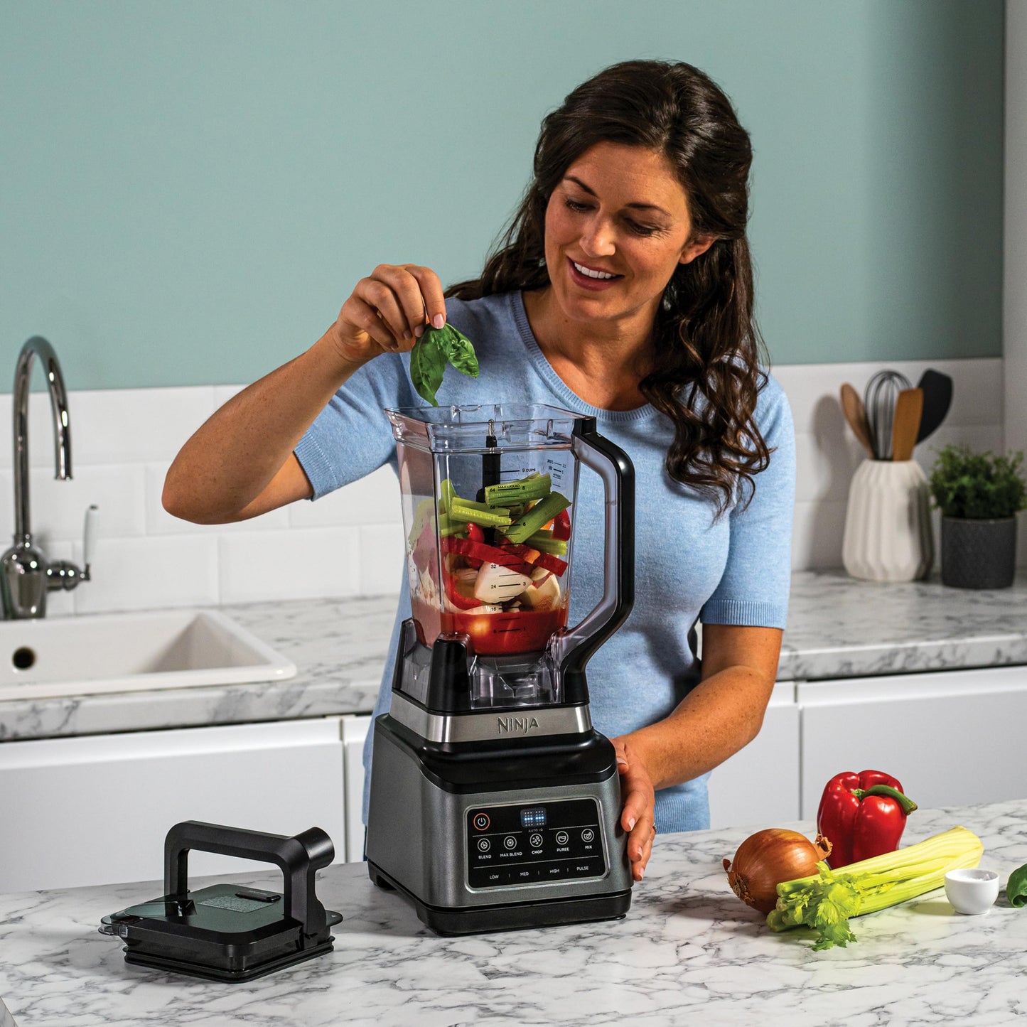 Ninja 2-in-1 Detect Power Mixer Pro & Single Serve, 1200W Mixer mit Krug, & Single Serve Tasse, Smoothies mixen, Gemüse hacken & Frozen Drinks mixen, Kupfer/Schwarz