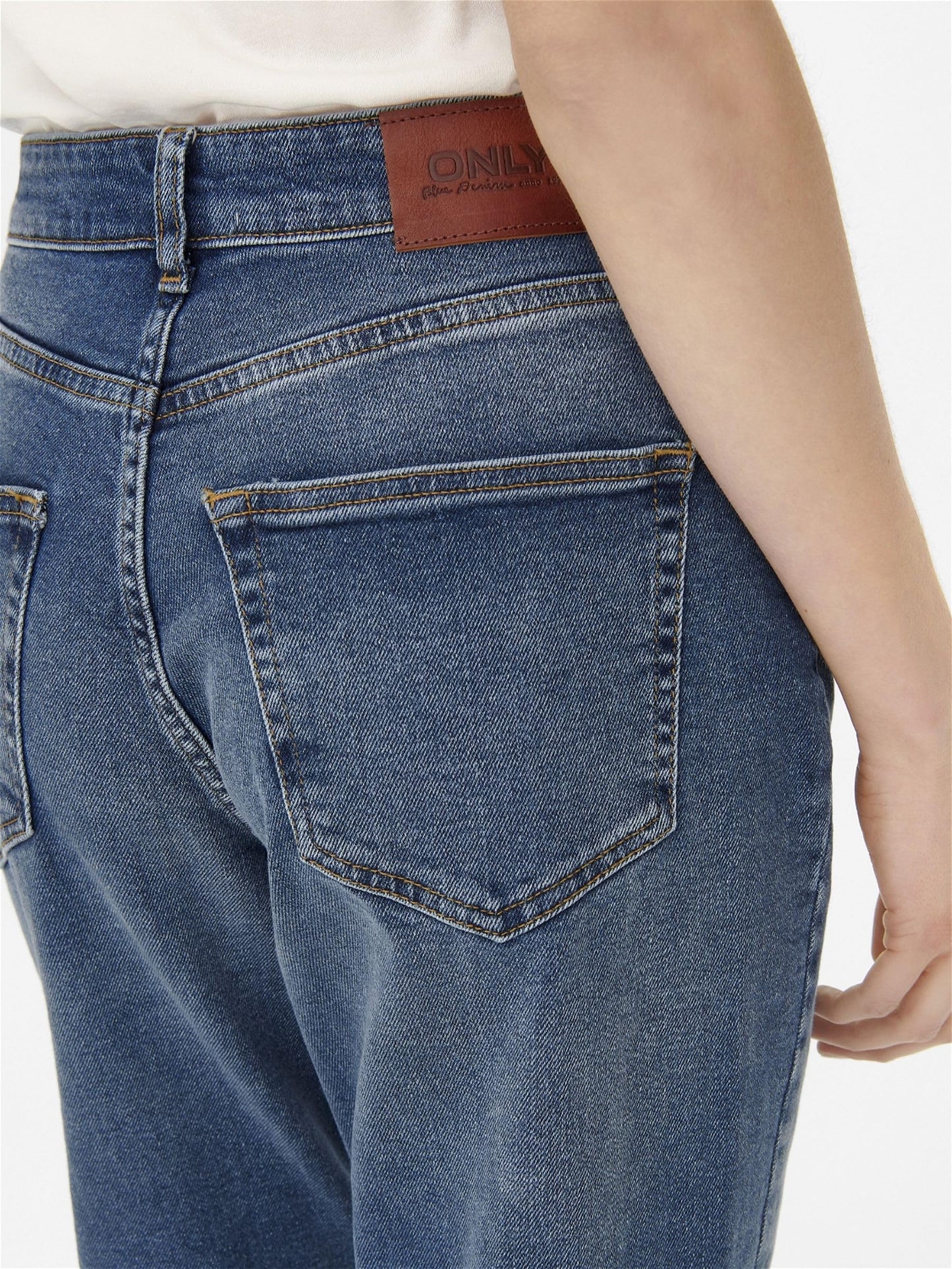 Women’s ONLVENEDA Mom Jeans – High Waist Ankle-Length Denim