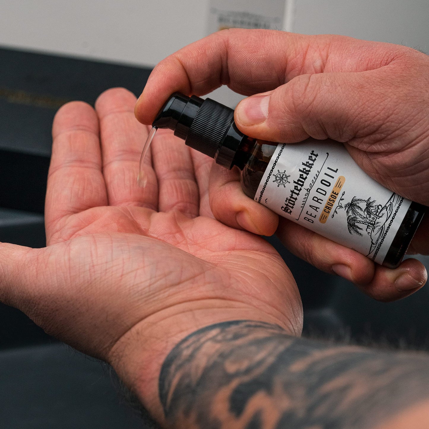 Störtebekker® Premium Bartöl Crusoe - tägliche Bartpflege für 3-Tage-Bart bis Vollbart - 50ml Beard Oil Vegan - Bart Öl Herren mit angenehmen Duft - Hochwertige Inhaltsstoffe - Made in Germany